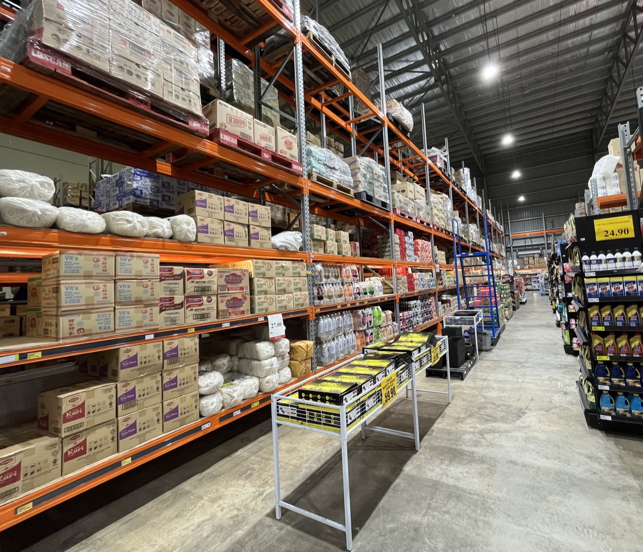 Dry goods aisles at SC Wholesale Klang