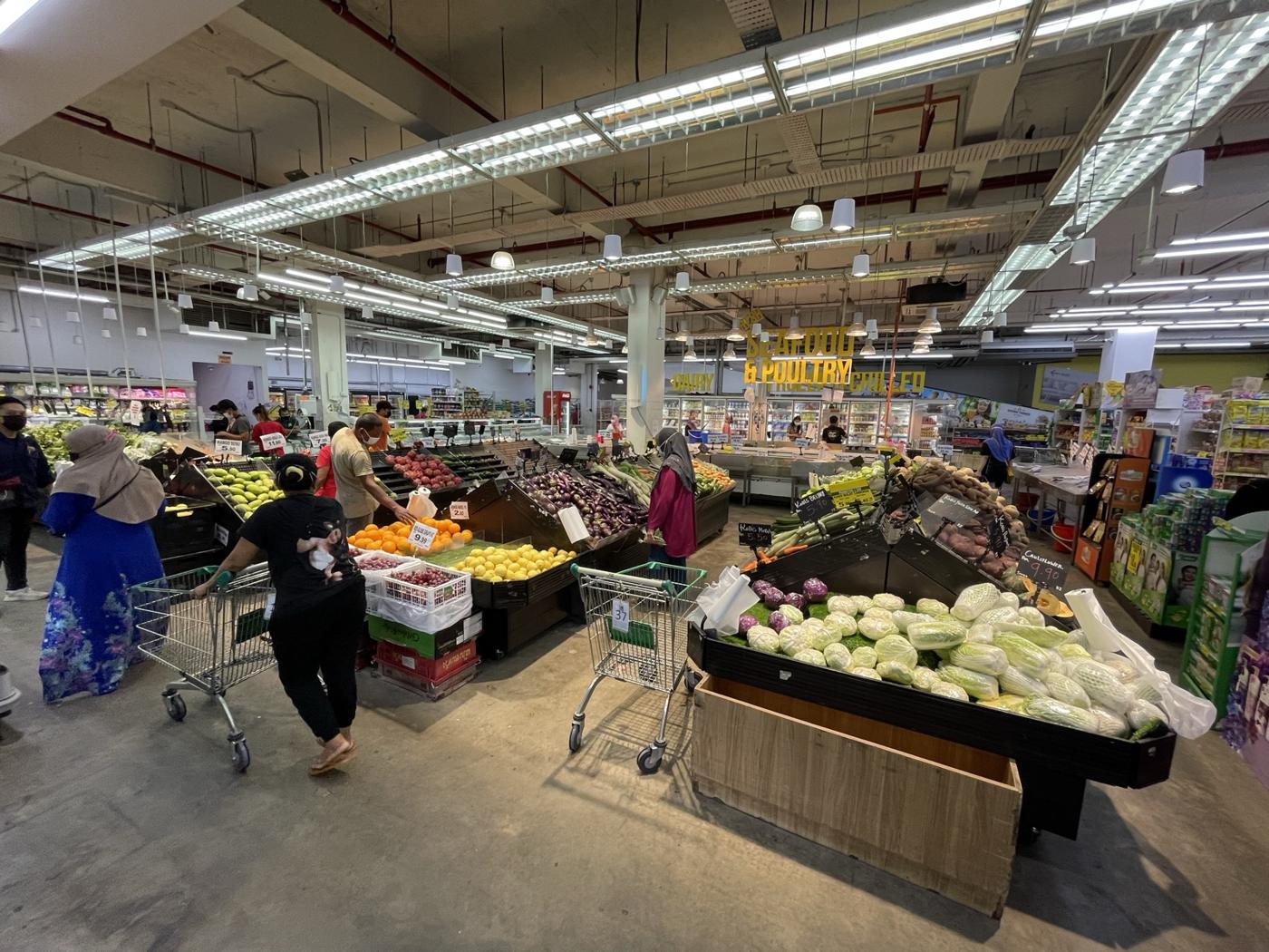 Pelanggan membeli-belah di bahagian barang segar SC Neighbourhood Market — buah, sayur, makanan laut dan ayam